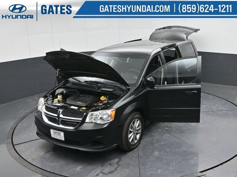 Used 2016 Dodge Grand Caravan SE image 46