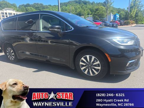 Used 2022 Chrysler Pacifica Touring-L FWD image 1