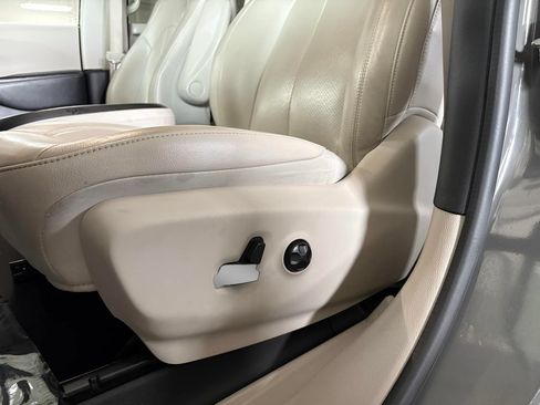 Used 2021 Chrysler Pacifica Touring-L FWD image 16