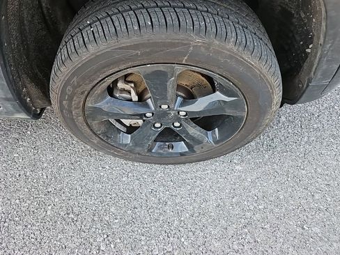 Used 2023 Jeep Grand Cherokee L Limited w/ Black Appearance Package image 10