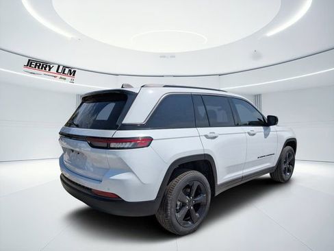New 2026 Jeep Grand Cherokee Limited RWD image 3