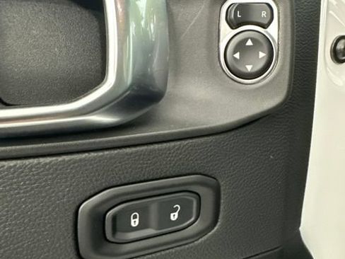 Used 2025 Jeep Wrangler Unlimited Sahara AWD/4WD image 25