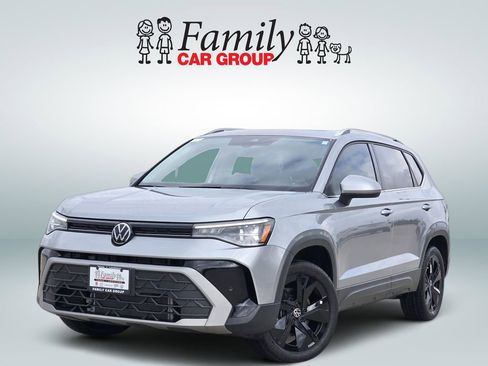 Used 2025 Volkswagen Taos SE image 1