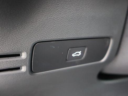 Used 2025 Volvo XC40 B5 Core image 19