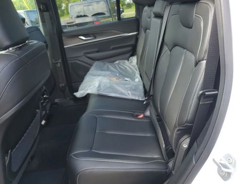 New 2025 Jeep Grand Cherokee Limited w/ Black Appearance Package image 17