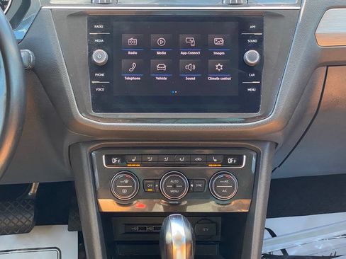 Used 2018 Volkswagen Tiguan SE AWD/4WD image 21