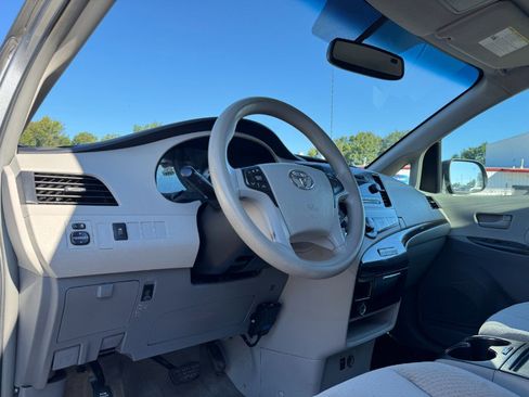 Used 2013 Toyota Sienna LE image 14