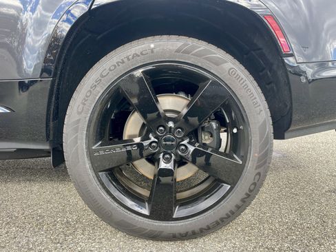 New 2026 Land Rover Defender 130 V8 image 10