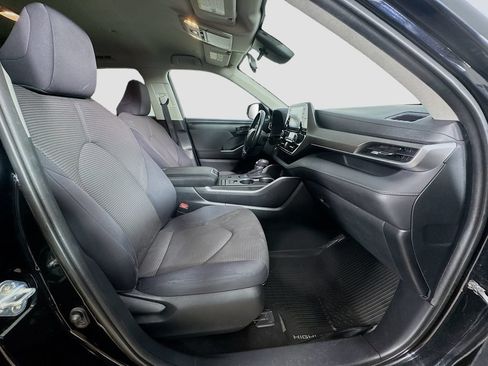Used 2020 Toyota Highlander LE FWD image 33