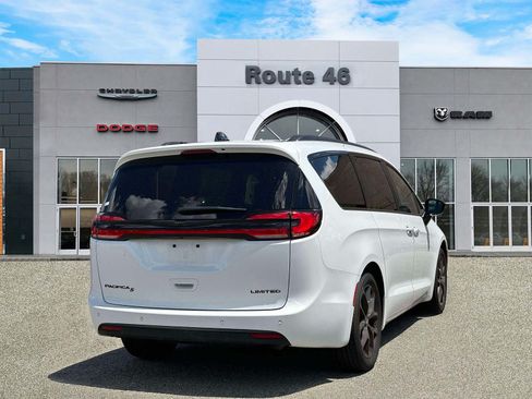 Used 2025 Chrysler Pacifica Limited FWD image 5