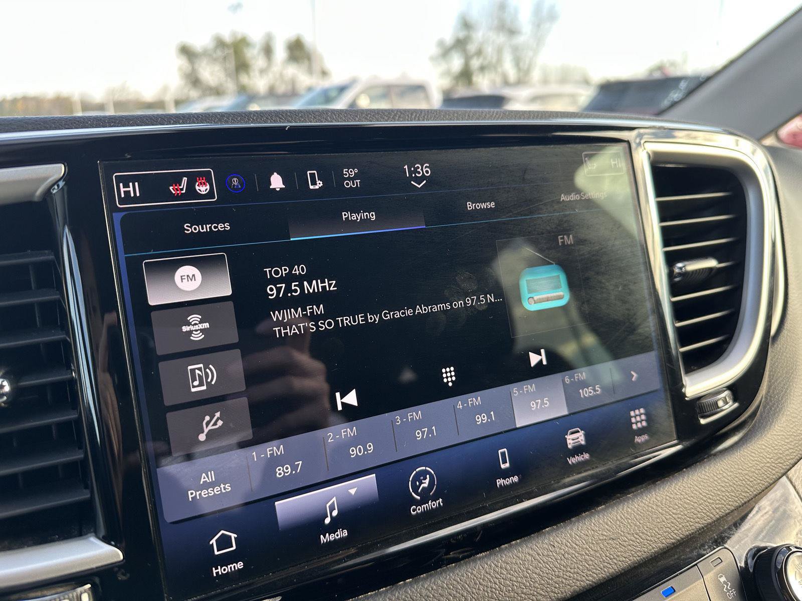 Used 2023 Chrysler Pacifica Touring-L FWD image 25