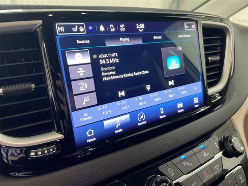 Used 2024 Chrysler Pacifica Touring-L image 13