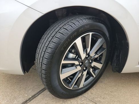 Used 2025 Nissan Versa SV image 30