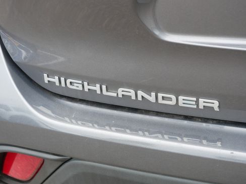 Used 2021 Toyota Highlander LE AWD/4WD image 6