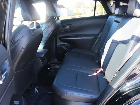 Used 2023 Toyota Venza XLE image 40