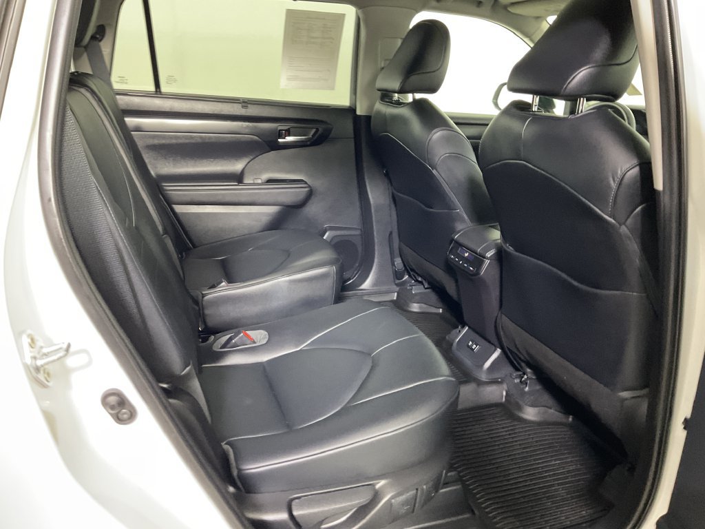 Used 2020 Toyota Highlander XLE AWD/4WD image 26