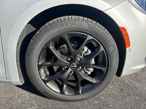 New 2026 Chrysler Pacifica Limited w/ S Appearance Package image 10
