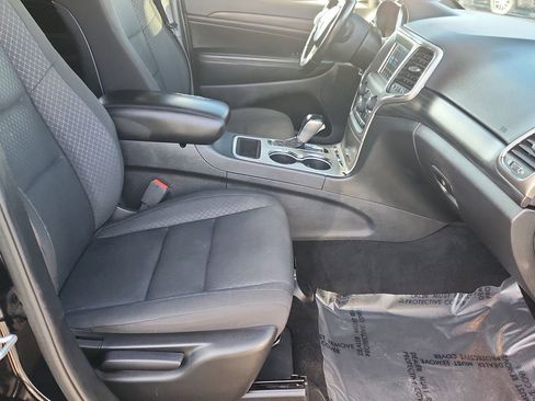 Used 2021 Jeep Grand Cherokee Laredo image 15