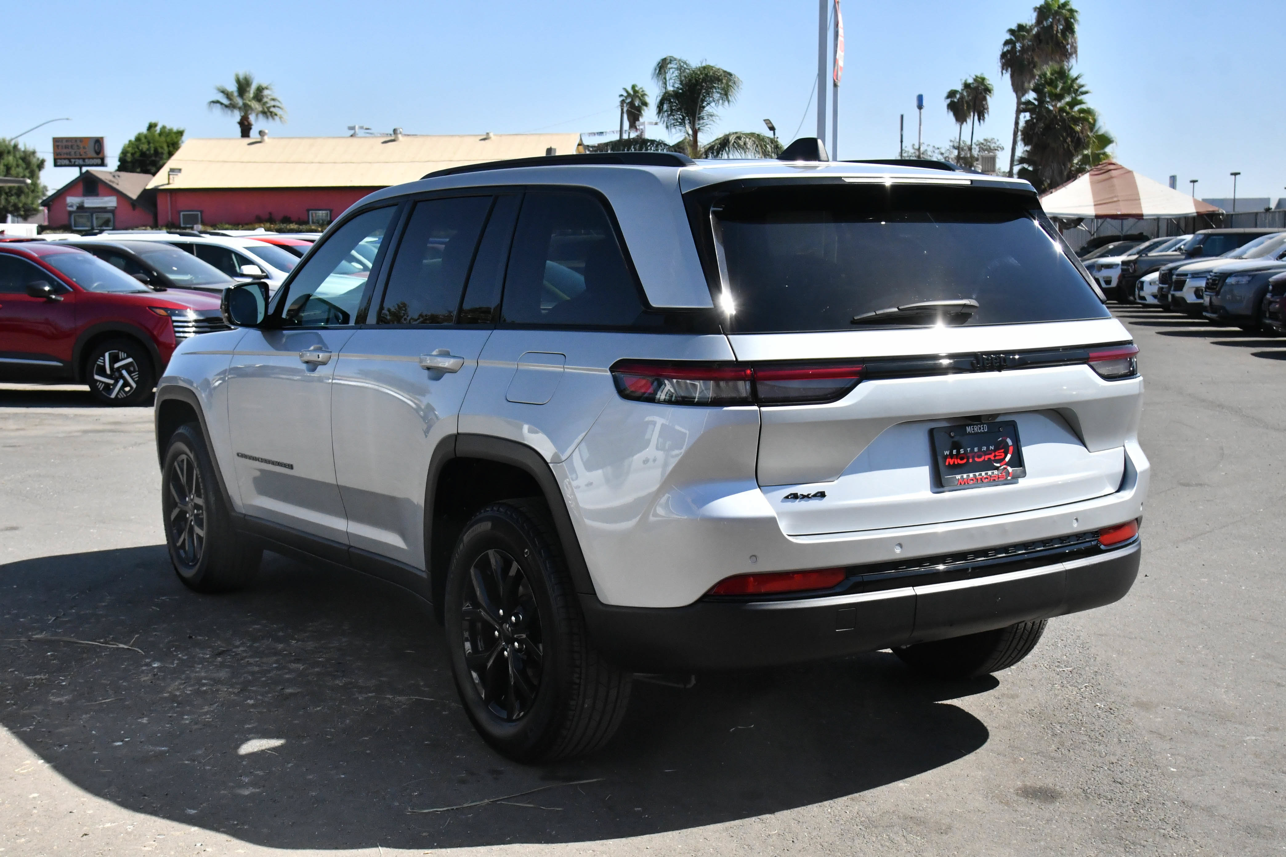 Used 2025 Jeep Grand Cherokee Altitude AWD/4WD image 6