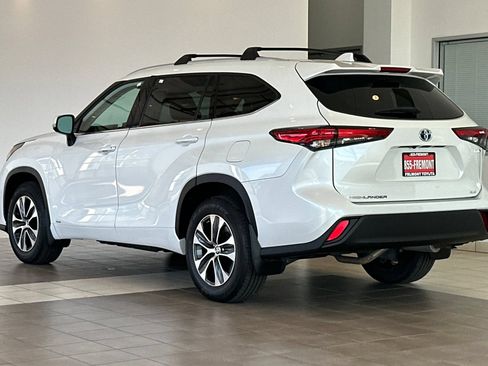 Used 2022 Toyota Highlander XLE AWD/4WD image 6