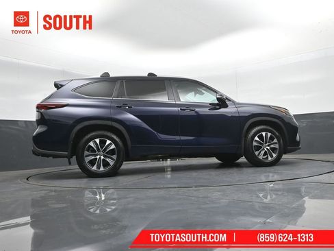 Used 2024 Toyota Highlander XLE AWD/4WD image 43