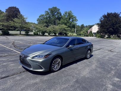 Used 2019 Lexus ES 300h w/ Accessory Package 2