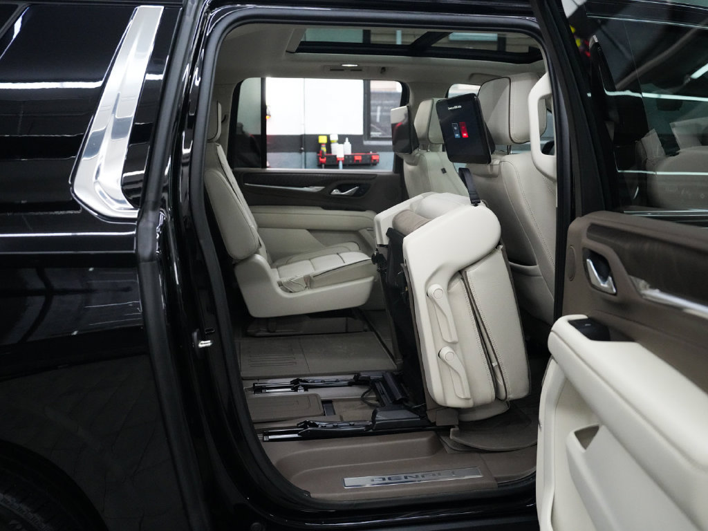 Used 2023 GMC Yukon XL Denali w/ Advanced Technology Package AWD/4WD image 34