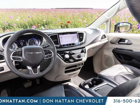 Used 2022 Chrysler Pacifica Touring-L FWD image 15