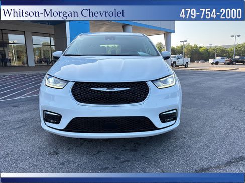 Used 2023 Chrysler Pacifica Touring-L FWD image 2