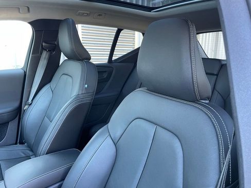 Used 2025 Volvo XC40 B5 Core image 23