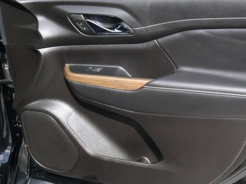 Used 2023 GMC Acadia SLE w/ Driver Convenience Package image 18