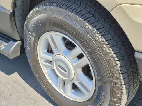 Used 2004 Ford Expedition XLT RWD image 18