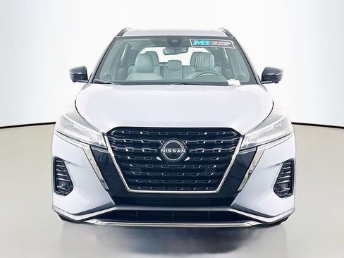 Used 2022 Nissan Kicks SR w/ Premium Package FWD image 2