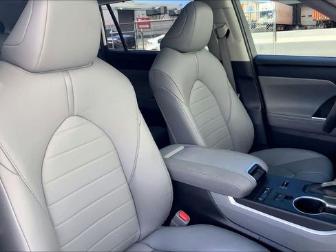 Used 2021 Toyota Highlander XLE FWD image 13