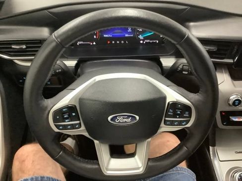 Used 2023 Ford Explorer XLT AWD/4WD image 16