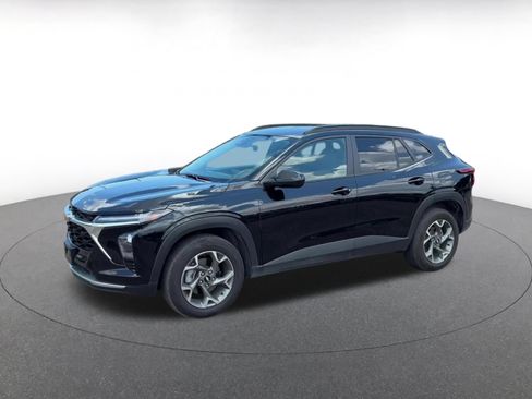 Used 2025 Chevrolet Trax LT FWD image 7