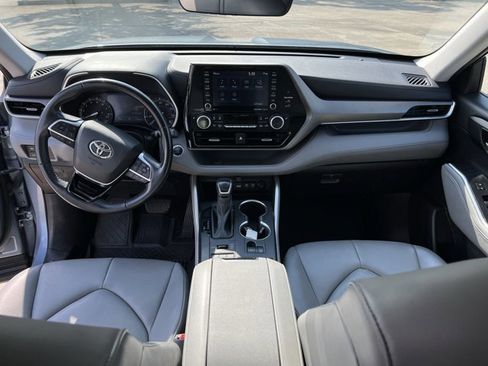 Used 2021 Toyota Highlander XLE AWD/4WD image 21