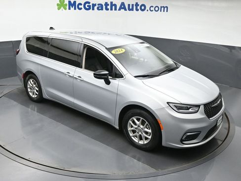 Used 2024 Chrysler Pacifica Touring-L image 3