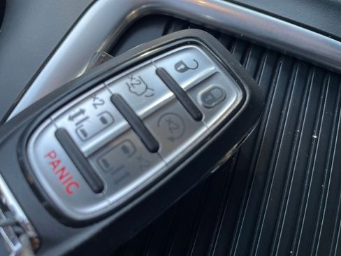 Used 2024 Chrysler Pacifica Touring-L image 27