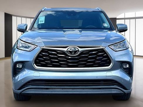 Used 2020 Toyota Highlander Limited FWD image 2