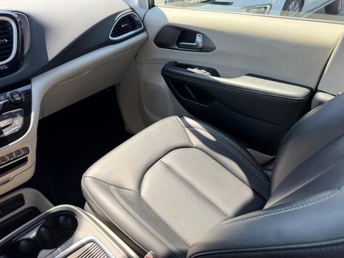 Used 2023 Chrysler Pacifica Touring-L FWD image 21