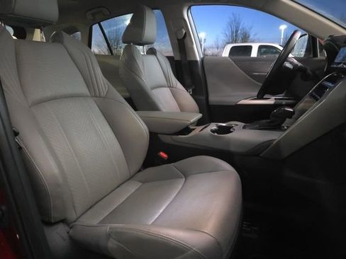 Used 2024 Toyota Venza Limited image 12