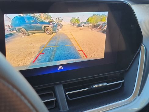 Used 2025 Chevrolet Trax LT FWD image 28