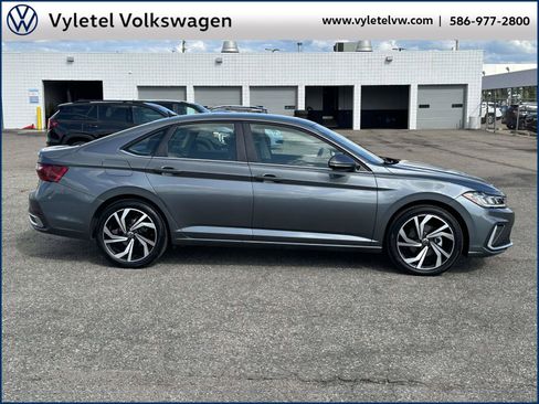 Certified 2025 Volkswagen Jetta SEL image 2