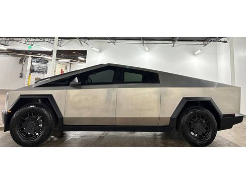 Used 2024 Tesla Cybertruck AWD Crew Cab image 9