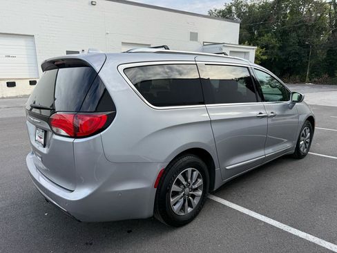 Used 2019 Chrysler Pacifica Touring-L FWD image 12