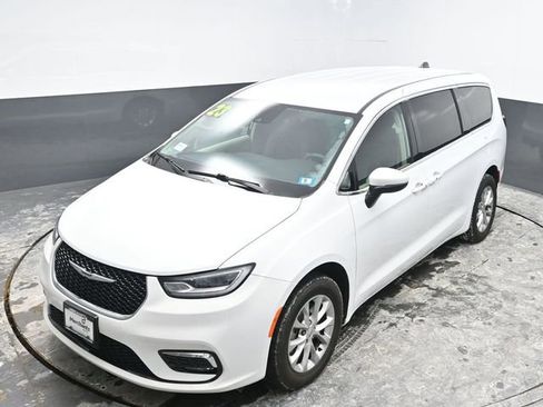 Used 2023 Chrysler Pacifica Touring-L image 27