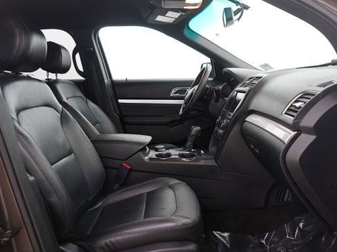 Used 2016 Ford Explorer XLT w/ Equipment Group 202A image 14