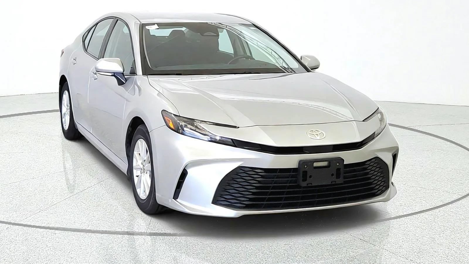 Used 2025 Toyota Camry LE FWD image 2