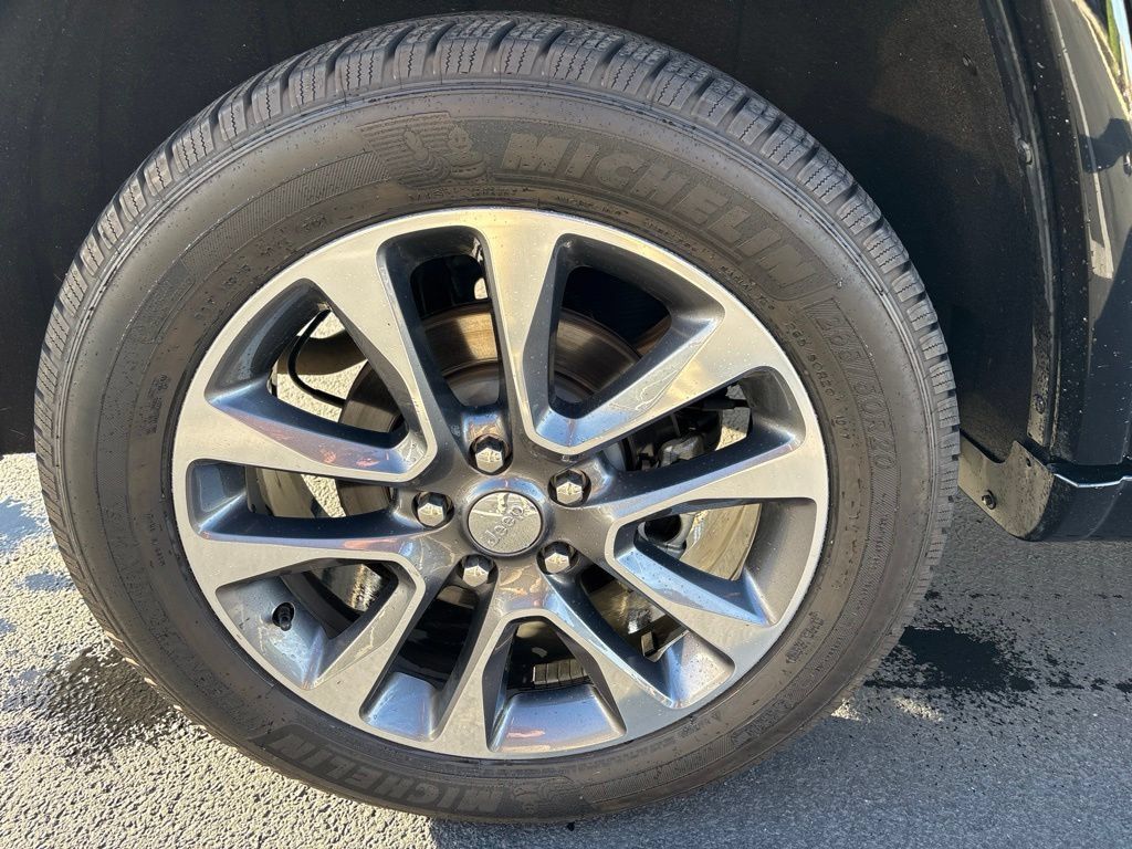 Used 2018 Jeep Grand Cherokee Overland AWD/4WD image 12
